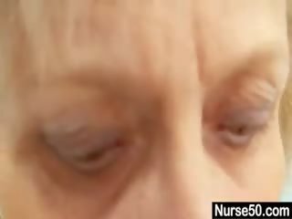 Blondine oma verpleegster zelf onderzoek met poesje spreader