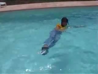 Marjorie es consiguiendo mojada en su piscina - al aire libre