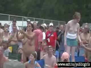 Milfs yendo desnuda en público fiesta multitud vídeo