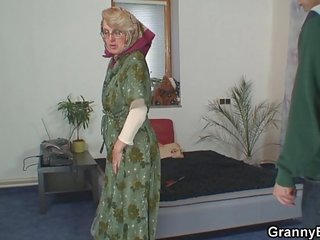 Einsam alt großmutter gefällt ein jung stripling