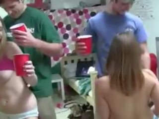 Penetrate πάρτι επί κολλέγιο με alcohol