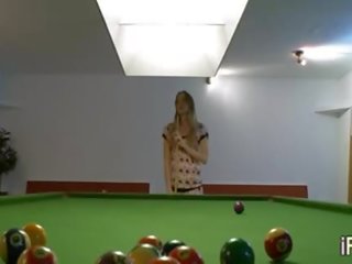 दो lezzies हस्तमैथुन पर billiard